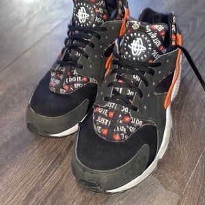 They’re8.5/10condition not beat or worn just a little dusty. Size 10.5 in men’s.